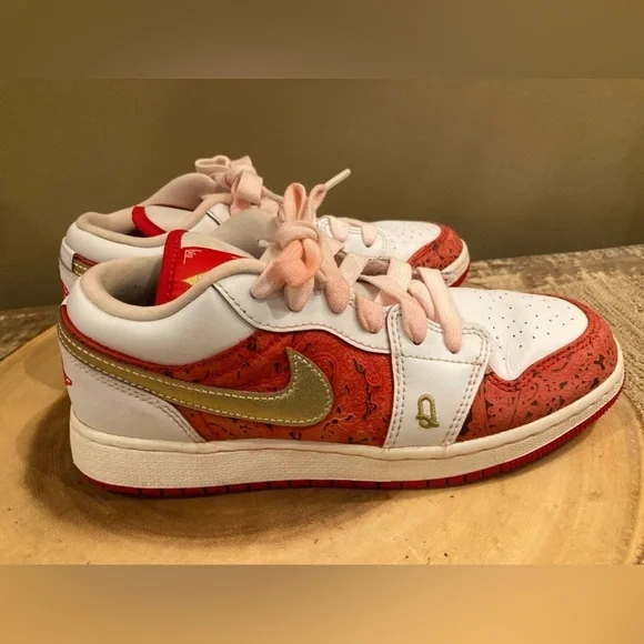 New In Box Size 4 Grade School Air Jordan‎ 1 Low SE “Spades” White/Metallic Gold